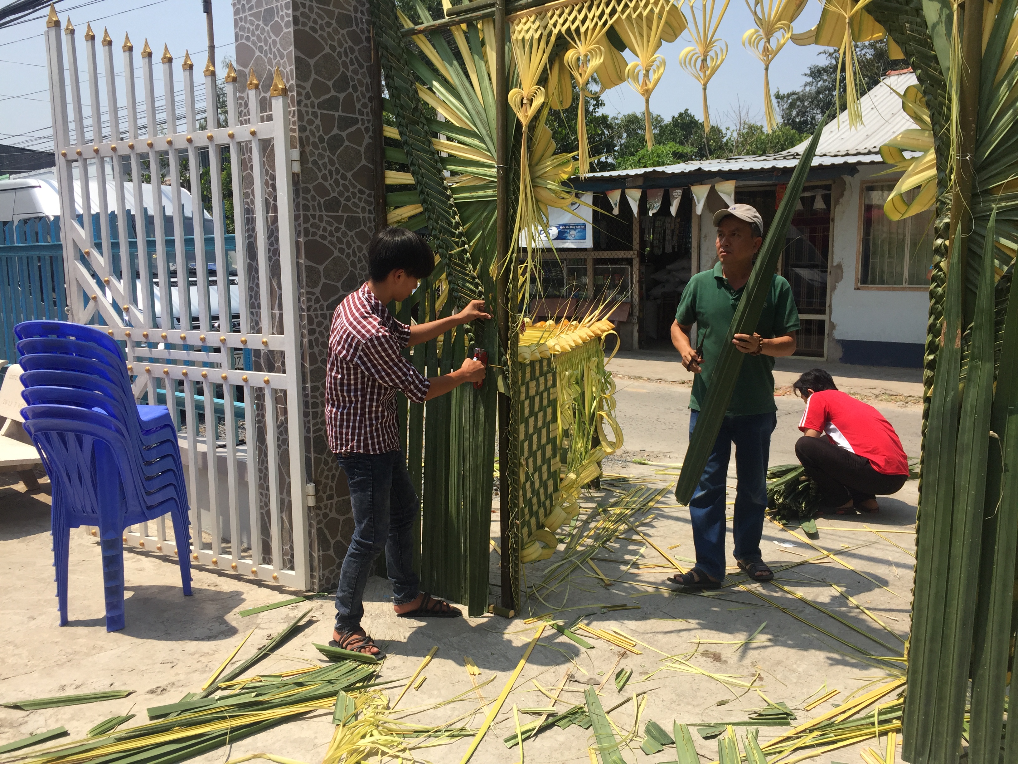 Mặc dù trời rất năng, anh em vẫn miệt mài làm việc