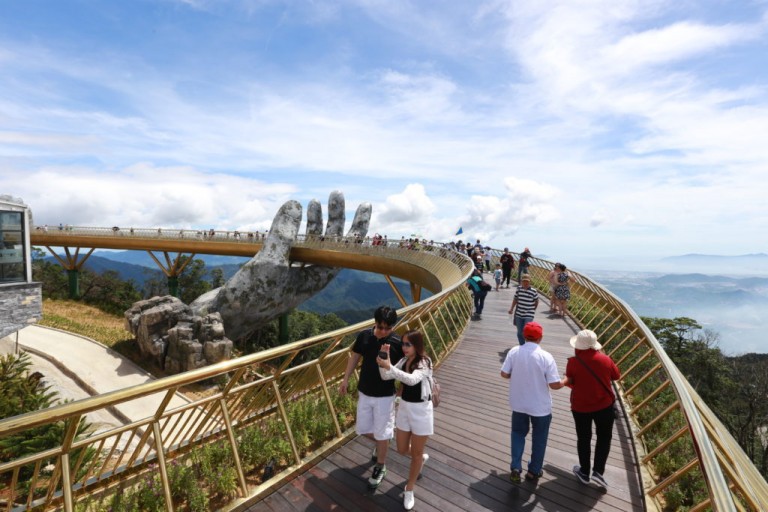 Từ ngày được khai trương, người người lũ lượt đổ về đây tham quan, chụp ảnh (Ảnh: Internet)