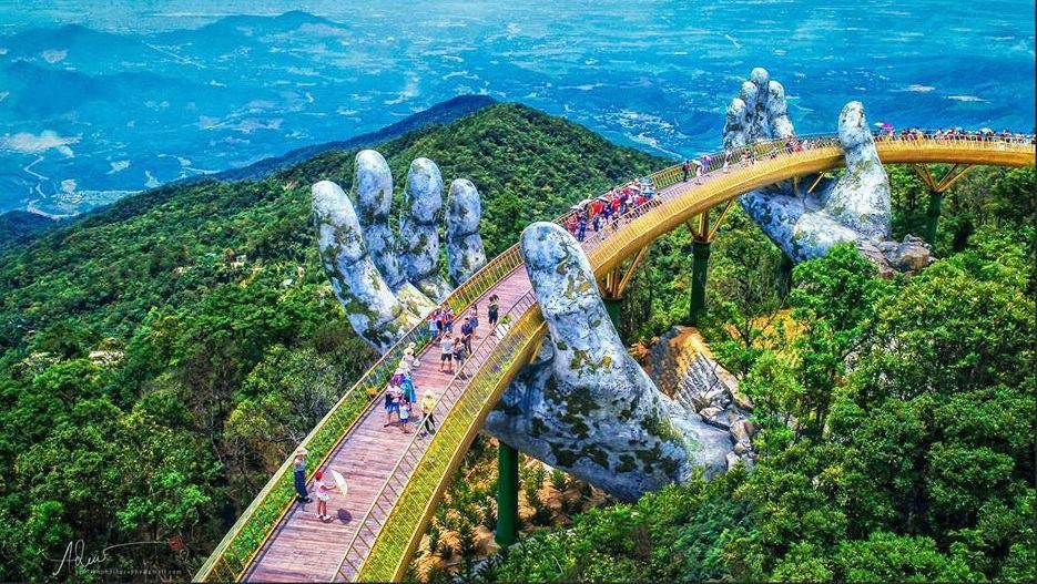 Cây cầu vàng được nâng đỡ bởi đôi tay khổng lồ (Ảnh: Dương Mai Việt Anh)