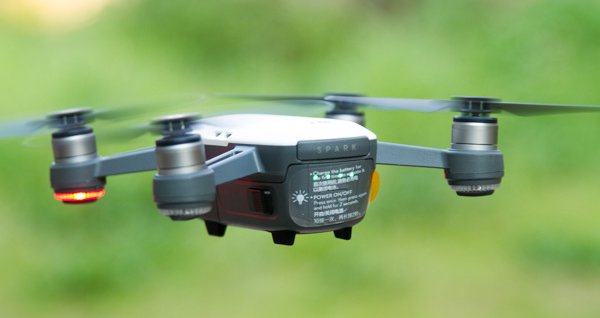 camera 12MP với cảm biến CMOS 1/2.3" DJI Spark có thiết kế nhỏ gọn giá rẻ
