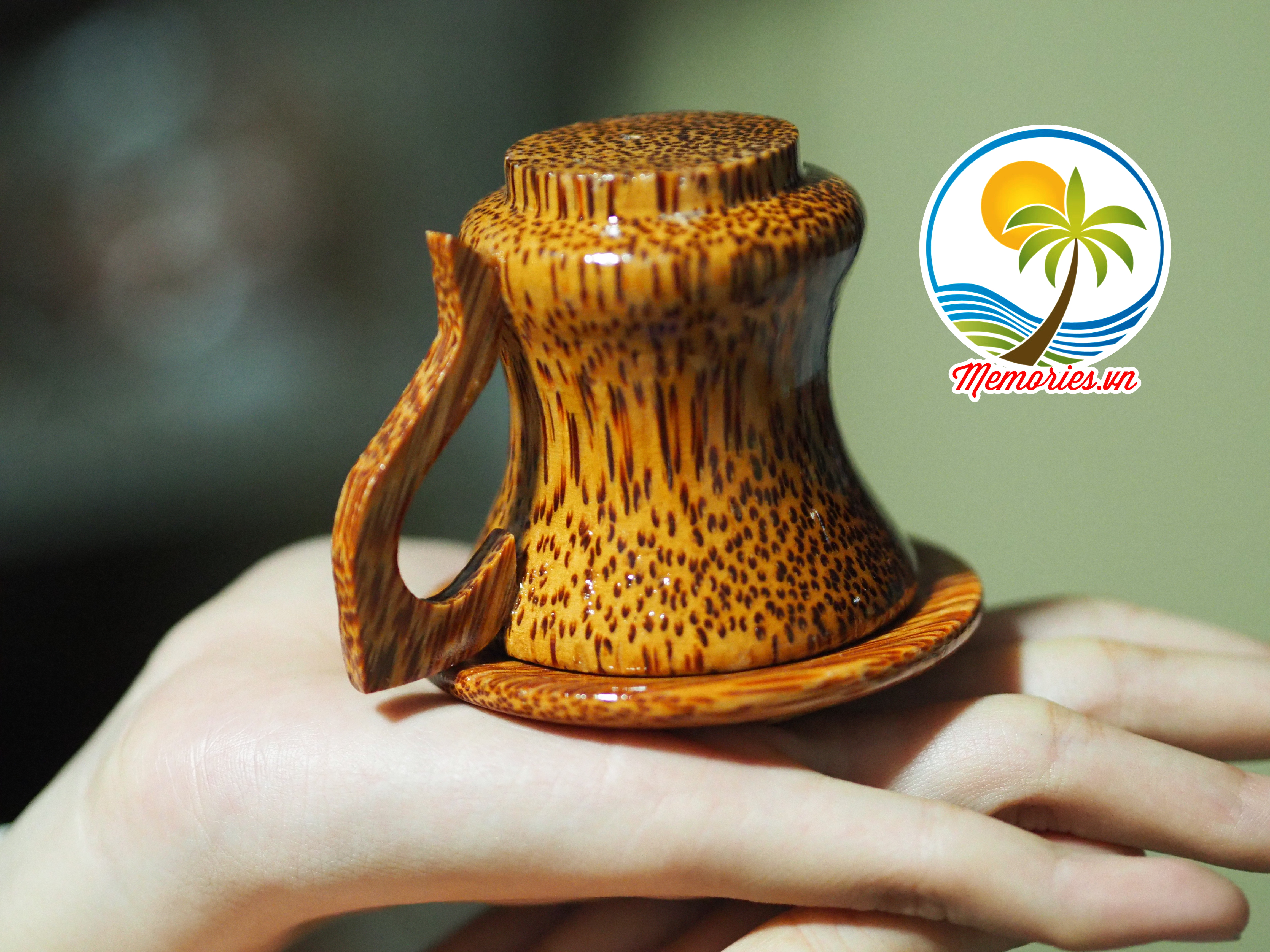 Bình trà cổ cao gỗ dừa: Chất liệu gỗ dừa lâu năm. Bộ sản phẩm gồm : 01 khay đựng, 01 bình trà, 04 ly nhỏ, 05 dĩa. đường kính 19cm. Kích thước khay : dài : 29.5, ngang : 25.5. cao : 3.5cm. Chiều cao bình : 16cm.