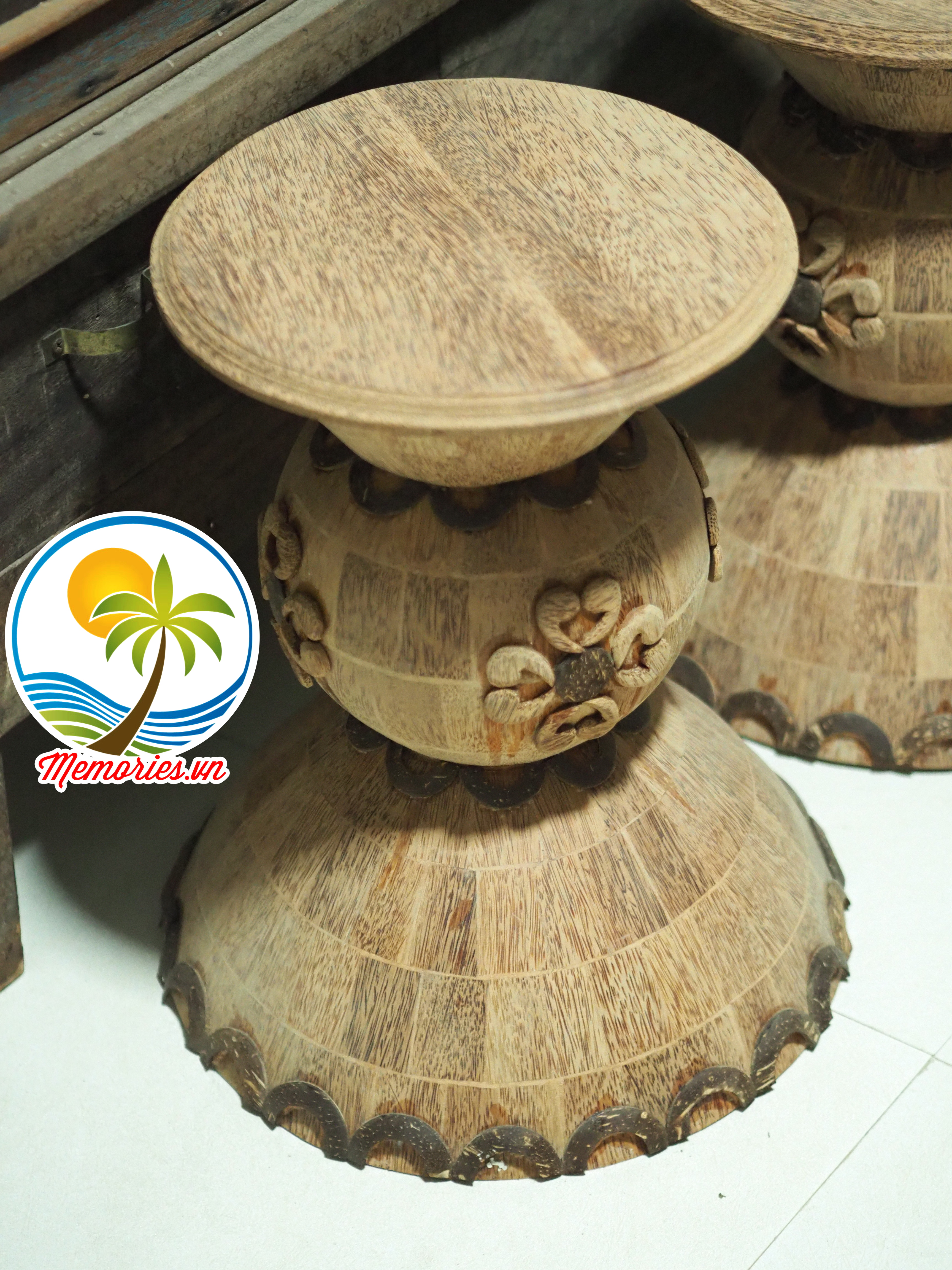 Chiếc ghế ngồi được điêu khắc từ thân cây dừa