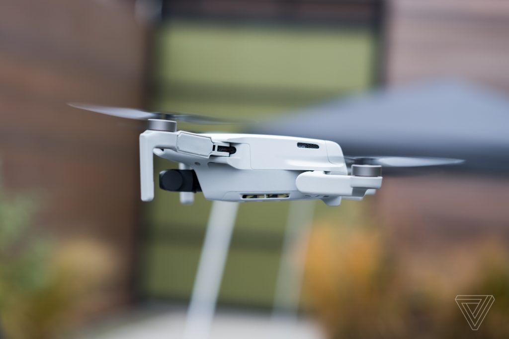Tuy có giá bán khá rẻ, Flycam DJI Mavic Mini vẫn trang bị rất nhiều tính năng ngon nghẻ như dòng drone đắt tiền hơn của DJI. Chiếc drone này nhỏ như DJI Spark của năm 2017, nhưng được trang bị chân xếp của dòng Mavic giúp tăng độ linh động. Trọng lượng chỉ 249g, ít hơn 1g so với tiêu chuẩn cần đăng ký FAA. (Tiện thể nói luôn, đúng là DJI đã hợp tác với Intel về một mẫu drone thậm chí còn nhỏ hơn nữa trong năm 2018.) Một trong những điểm Mavic Mini phải đánh đổi đó là nó không thể quay 4K, dù nó là công cụ tiềm năng đối với cả nhiếp ảnh gia và quay phim. Máy ảnh của drone sử dụng cảm biến 1/2.3″ có thể quay phim đến 2.7K 30 fps, 1080p 60 fps, và chụp ảnh 12MP. Tương tự các mẫu consumer drone khác của DJI (trừ Spark), thì máy ảnh này được ổn định hình ảnh bằng gimbal 3 trục hỗ trợ cho phim siêu mượt mà trong điều kiện ít gió.