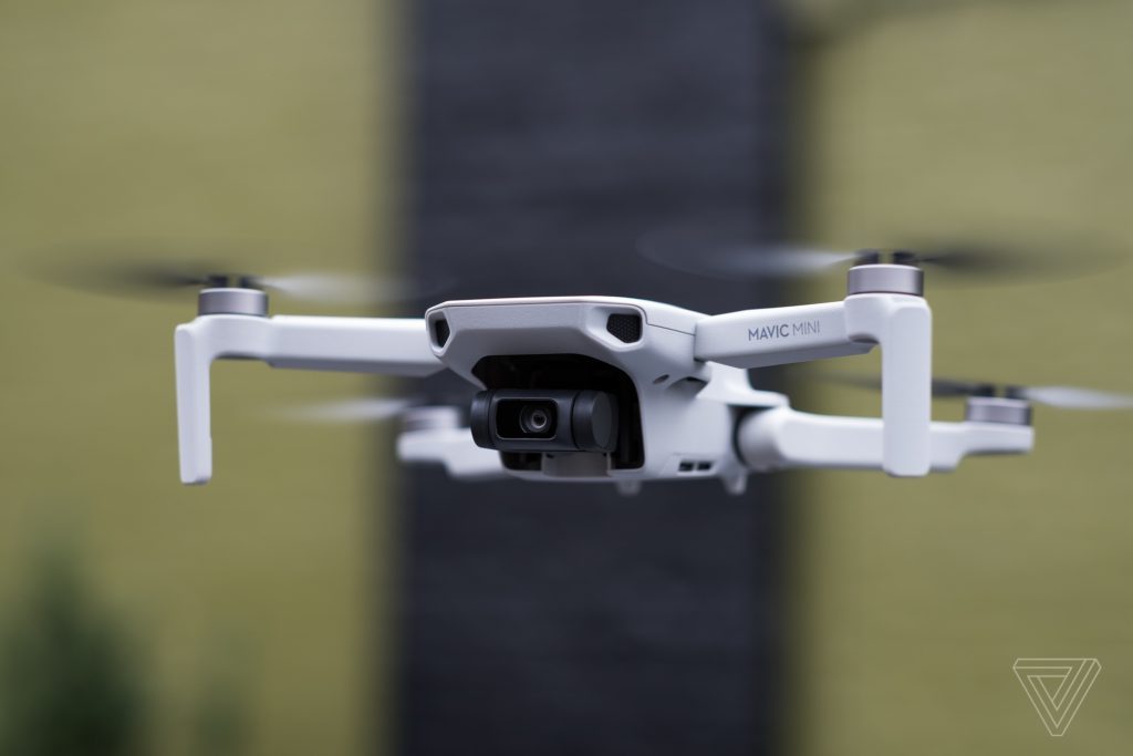 Tuy có giá bán khá rẻ, Flycam DJI Mavic Mini vẫn trang bị rất nhiều tính năng ngon nghẻ như dòng drone đắt tiền hơn của DJI. Chiếc drone này nhỏ như DJI Spark của năm 2017, nhưng được trang bị chân xếp của dòng Mavic giúp tăng độ linh động. Trọng lượng chỉ 249g, ít hơn 1g so với tiêu chuẩn cần đăng ký FAA. (Tiện thể nói luôn, đúng là DJI đã hợp tác với Intel về một mẫu drone thậm chí còn nhỏ hơn nữa trong năm 2018.) Một trong những điểm Mavic Mini phải đánh đổi đó là nó không thể quay 4K, dù nó là công cụ tiềm năng đối với cả nhiếp ảnh gia và quay phim. Máy ảnh của drone sử dụng cảm biến 1/2.3″ có thể quay phim đến 2.7K 30 fps, 1080p 60 fps, và chụp ảnh 12MP. Tương tự các mẫu consumer drone khác của DJI (trừ Spark), thì máy ảnh này được ổn định hình ảnh bằng gimbal 3 trục hỗ trợ cho phim siêu mượt mà trong điều kiện ít gió.