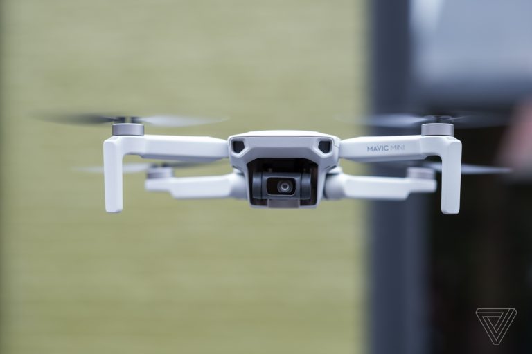 Tuy có giá bán khá rẻ, Flycam DJI Mavic Mini vẫn trang bị rất nhiều tính năng ngon nghẻ như dòng drone đắt tiền hơn của DJI. Chiếc drone này nhỏ như DJI Spark của năm 2017, nhưng được trang bị chân xếp của dòng Mavic giúp tăng độ linh động. Trọng lượng chỉ 249g, ít hơn 1g so với tiêu chuẩn cần đăng ký FAA. (Tiện thể nói luôn, đúng là DJI đã hợp tác với Intel về một mẫu drone thậm chí còn nhỏ hơn nữa trong năm 2018.) Một trong những điểm Mavic Mini phải đánh đổi đó là nó không thể quay 4K, dù nó là công cụ tiềm năng đối với cả nhiếp ảnh gia và quay phim. Máy ảnh của drone sử dụng cảm biến 1/2.3″ có thể quay phim đến 2.7K 30 fps, 1080p 60 fps, và chụp ảnh 12MP. Tương tự các mẫu consumer drone khác của DJI (trừ Spark), thì máy ảnh này được ổn định hình ảnh bằng gimbal 3 trục hỗ trợ cho phim siêu mượt mà trong điều kiện ít gió.