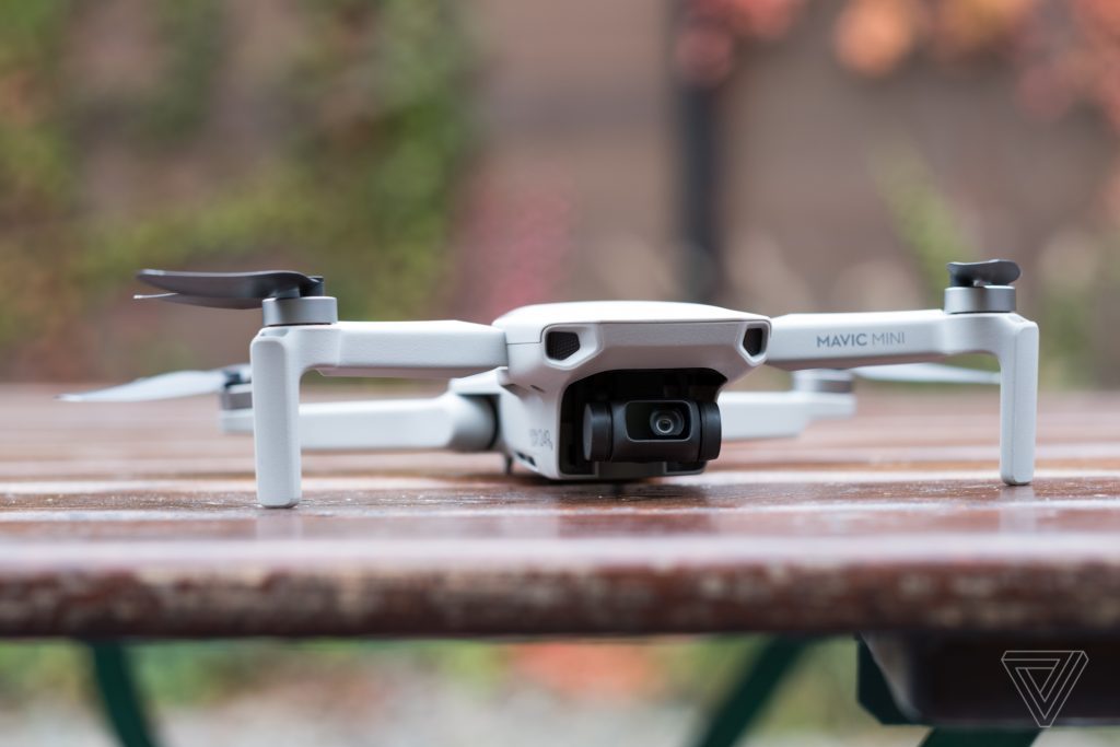 Tuy có giá bán khá rẻ, Flycam DJI Mavic Mini vẫn trang bị rất nhiều tính năng ngon nghẻ như dòng drone đắt tiền hơn của DJI. Chiếc drone này nhỏ như DJI Spark của năm 2017, nhưng được trang bị chân xếp của dòng Mavic giúp tăng độ linh động. Trọng lượng chỉ 249g, ít hơn 1g so với tiêu chuẩn cần đăng ký FAA. (Tiện thể nói luôn, đúng là DJI đã hợp tác với Intel về một mẫu drone thậm chí còn nhỏ hơn nữa trong năm 2018.) Một trong những điểm Mavic Mini phải đánh đổi đó là nó không thể quay 4K, dù nó là công cụ tiềm năng đối với cả nhiếp ảnh gia và quay phim. Máy ảnh của drone sử dụng cảm biến 1/2.3″ có thể quay phim đến 2.7K 30 fps, 1080p 60 fps, và chụp ảnh 12MP. Tương tự các mẫu consumer drone khác của DJI (trừ Spark), thì máy ảnh này được ổn định hình ảnh bằng gimbal 3 trục hỗ trợ cho phim siêu mượt mà trong điều kiện ít gió.