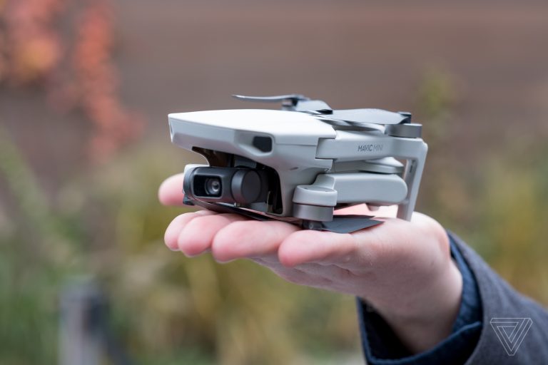 Tuy có giá bán khá rẻ, Flycam DJI Mavic Mini vẫn trang bị rất nhiều tính năng ngon nghẻ như dòng drone đắt tiền hơn của DJI. Chiếc drone này nhỏ như DJI Spark của năm 2017, nhưng được trang bị chân xếp của dòng Mavic giúp tăng độ linh động. Trọng lượng chỉ 249g, ít hơn 1g so với tiêu chuẩn cần đăng ký FAA. (Tiện thể nói luôn, đúng là DJI đã hợp tác với Intel về một mẫu drone thậm chí còn nhỏ hơn nữa trong năm 2018.) Một trong những điểm Mavic Mini phải đánh đổi đó là nó không thể quay 4K, dù nó là công cụ tiềm năng đối với cả nhiếp ảnh gia và quay phim. Máy ảnh của drone sử dụng cảm biến 1/2.3″ có thể quay phim đến 2.7K 30 fps, 1080p 60 fps, và chụp ảnh 12MP. Tương tự các mẫu consumer drone khác của DJI (trừ Spark), thì máy ảnh này được ổn định hình ảnh bằng gimbal 3 trục hỗ trợ cho phim siêu mượt mà trong điều kiện ít gió.