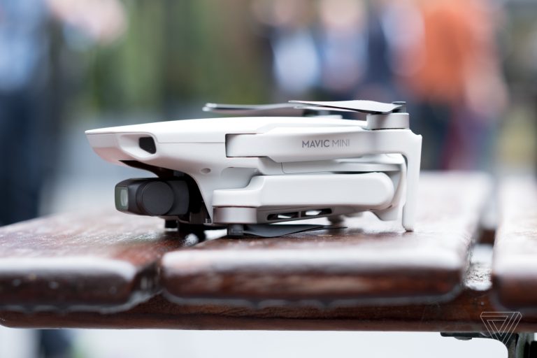 Tuy có giá bán khá rẻ, Flycam DJI Mavic Mini vẫn trang bị rất nhiều tính năng ngon nghẻ như dòng drone đắt tiền hơn của DJI. Chiếc drone này nhỏ như DJI Spark của năm 2017, nhưng được trang bị chân xếp của dòng Mavic giúp tăng độ linh động. Trọng lượng chỉ 249g, ít hơn 1g so với tiêu chuẩn cần đăng ký FAA. (Tiện thể nói luôn, đúng là DJI đã hợp tác với Intel về một mẫu drone thậm chí còn nhỏ hơn nữa trong năm 2018.) Một trong những điểm Mavic Mini phải đánh đổi đó là nó không thể quay 4K, dù nó là công cụ tiềm năng đối với cả nhiếp ảnh gia và quay phim. Máy ảnh của drone sử dụng cảm biến 1/2.3″ có thể quay phim đến 2.7K 30 fps, 1080p 60 fps, và chụp ảnh 12MP. Tương tự các mẫu consumer drone khác của DJI (trừ Spark), thì máy ảnh này được ổn định hình ảnh bằng gimbal 3 trục hỗ trợ cho phim siêu mượt mà trong điều kiện ít gió.