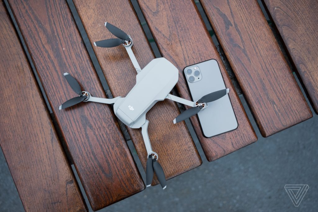 Tuy có giá bán khá rẻ, Flycam DJI Mavic Mini vẫn trang bị rất nhiều tính năng ngon nghẻ như dòng drone đắt tiền hơn của DJI. Chiếc drone này nhỏ như DJI Spark của năm 2017, nhưng được trang bị chân xếp của dòng Mavic giúp tăng độ linh động. Trọng lượng chỉ 249g, ít hơn 1g so với tiêu chuẩn cần đăng ký FAA. (Tiện thể nói luôn, đúng là DJI đã hợp tác với Intel về một mẫu drone thậm chí còn nhỏ hơn nữa trong năm 2018.) Một trong những điểm Mavic Mini phải đánh đổi đó là nó không thể quay 4K, dù nó là công cụ tiềm năng đối với cả nhiếp ảnh gia và quay phim. Máy ảnh của drone sử dụng cảm biến 1/2.3″ có thể quay phim đến 2.7K 30 fps, 1080p 60 fps, và chụp ảnh 12MP. Tương tự các mẫu consumer drone khác của DJI (trừ Spark), thì máy ảnh này được ổn định hình ảnh bằng gimbal 3 trục hỗ trợ cho phim siêu mượt mà trong điều kiện ít gió.
