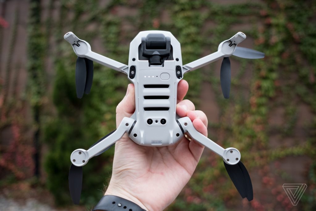 Tuy có giá bán khá rẻ, Flycam DJI Mavic Mini vẫn trang bị rất nhiều tính năng ngon nghẻ như dòng drone đắt tiền hơn của DJI. Chiếc drone này nhỏ như DJI Spark của năm 2017, nhưng được trang bị chân xếp của dòng Mavic giúp tăng độ linh động. Trọng lượng chỉ 249g, ít hơn 1g so với tiêu chuẩn cần đăng ký FAA. (Tiện thể nói luôn, đúng là DJI đã hợp tác với Intel về một mẫu drone thậm chí còn nhỏ hơn nữa trong năm 2018.) Một trong những điểm Mavic Mini phải đánh đổi đó là nó không thể quay 4K, dù nó là công cụ tiềm năng đối với cả nhiếp ảnh gia và quay phim. Máy ảnh của drone sử dụng cảm biến 1/2.3″ có thể quay phim đến 2.7K 30 fps, 1080p 60 fps, và chụp ảnh 12MP. Tương tự các mẫu consumer drone khác của DJI (trừ Spark), thì máy ảnh này được ổn định hình ảnh bằng gimbal 3 trục hỗ trợ cho phim siêu mượt mà trong điều kiện ít gió.