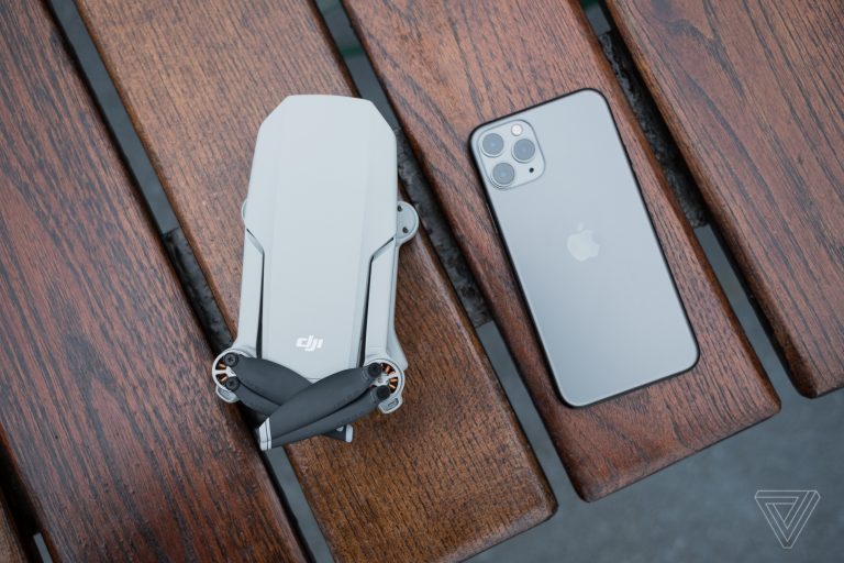 Tuy có giá bán khá rẻ, Flycam DJI Mavic Mini vẫn trang bị rất nhiều tính năng ngon nghẻ như dòng drone đắt tiền hơn của DJI. Chiếc drone này nhỏ như DJI Spark của năm 2017, nhưng được trang bị chân xếp của dòng Mavic giúp tăng độ linh động. Trọng lượng chỉ 249g, ít hơn 1g so với tiêu chuẩn cần đăng ký FAA. (Tiện thể nói luôn, đúng là DJI đã hợp tác với Intel về một mẫu drone thậm chí còn nhỏ hơn nữa trong năm 2018.) Một trong những điểm Mavic Mini phải đánh đổi đó là nó không thể quay 4K, dù nó là công cụ tiềm năng đối với cả nhiếp ảnh gia và quay phim. Máy ảnh của drone sử dụng cảm biến 1/2.3″ có thể quay phim đến 2.7K 30 fps, 1080p 60 fps, và chụp ảnh 12MP. Tương tự các mẫu consumer drone khác của DJI (trừ Spark), thì máy ảnh này được ổn định hình ảnh bằng gimbal 3 trục hỗ trợ cho phim siêu mượt mà trong điều kiện ít gió.