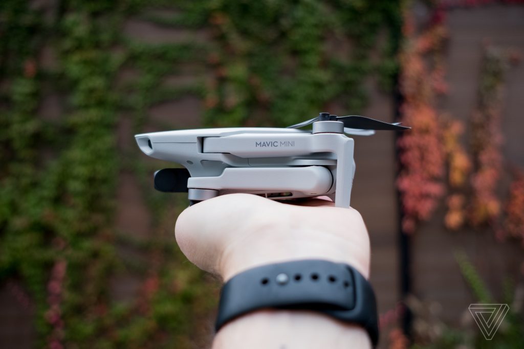 Tuy có giá bán khá rẻ, Flycam DJI Mavic Mini vẫn trang bị rất nhiều tính năng ngon nghẻ như dòng drone đắt tiền hơn của DJI. Chiếc drone này nhỏ như DJI Spark của năm 2017, nhưng được trang bị chân xếp của dòng Mavic giúp tăng độ linh động. Trọng lượng chỉ 249g, ít hơn 1g so với tiêu chuẩn cần đăng ký FAA. (Tiện thể nói luôn, đúng là DJI đã hợp tác với Intel về một mẫu drone thậm chí còn nhỏ hơn nữa trong năm 2018.) Một trong những điểm Mavic Mini phải đánh đổi đó là nó không thể quay 4K, dù nó là công cụ tiềm năng đối với cả nhiếp ảnh gia và quay phim. Máy ảnh của drone sử dụng cảm biến 1/2.3″ có thể quay phim đến 2.7K 30 fps, 1080p 60 fps, và chụp ảnh 12MP. Tương tự các mẫu consumer drone khác của DJI (trừ Spark), thì máy ảnh này được ổn định hình ảnh bằng gimbal 3 trục hỗ trợ cho phim siêu mượt mà trong điều kiện ít gió.
