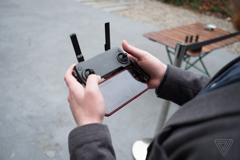 Tuy có giá bán khá rẻ, Flycam DJI Mavic Mini vẫn trang bị rất nhiều tính năng ngon nghẻ như dòng drone đắt tiền hơn của DJI. Chiếc drone này nhỏ như DJI Spark của năm 2017, nhưng được trang bị chân xếp của dòng Mavic giúp tăng độ linh động. Trọng lượng chỉ 249g, ít hơn 1g so với tiêu chuẩn cần đăng ký FAA. (Tiện thể nói luôn, đúng là DJI đã hợp tác với Intel về một mẫu drone thậm chí còn nhỏ hơn nữa trong năm 2018.) Một trong những điểm Mavic Mini phải đánh đổi đó là nó không thể quay 4K, dù nó là công cụ tiềm năng đối với cả nhiếp ảnh gia và quay phim. Máy ảnh của drone sử dụng cảm biến 1/2.3″ có thể quay phim đến 2.7K 30 fps, 1080p 60 fps, và chụp ảnh 12MP. Tương tự các mẫu consumer drone khác của DJI (trừ Spark), thì máy ảnh này được ổn định hình ảnh bằng gimbal 3 trục hỗ trợ cho phim siêu mượt mà trong điều kiện ít gió.