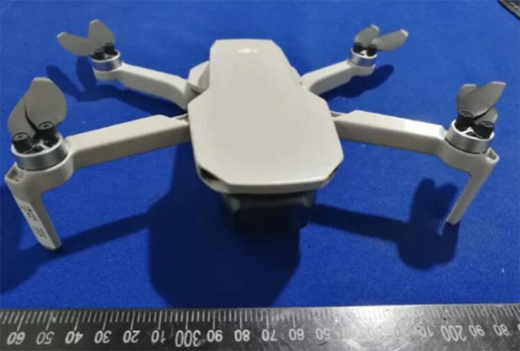 Kích thước 140mm x 140mm x 53mm, Nhưng tất nhiên, DJI cũng không có lý do gì để vừa thay thế cho sự thất bại ở phiên bản DJI Spark và cũng đánh bật đi model DJI Mavic Air hot seller của chính mình.Vậy nên để so sánh Mavic mini với Mavic Air thì có lẽ là điều khá khập khiễng bởi chúng không cùng một phân khúc giá.