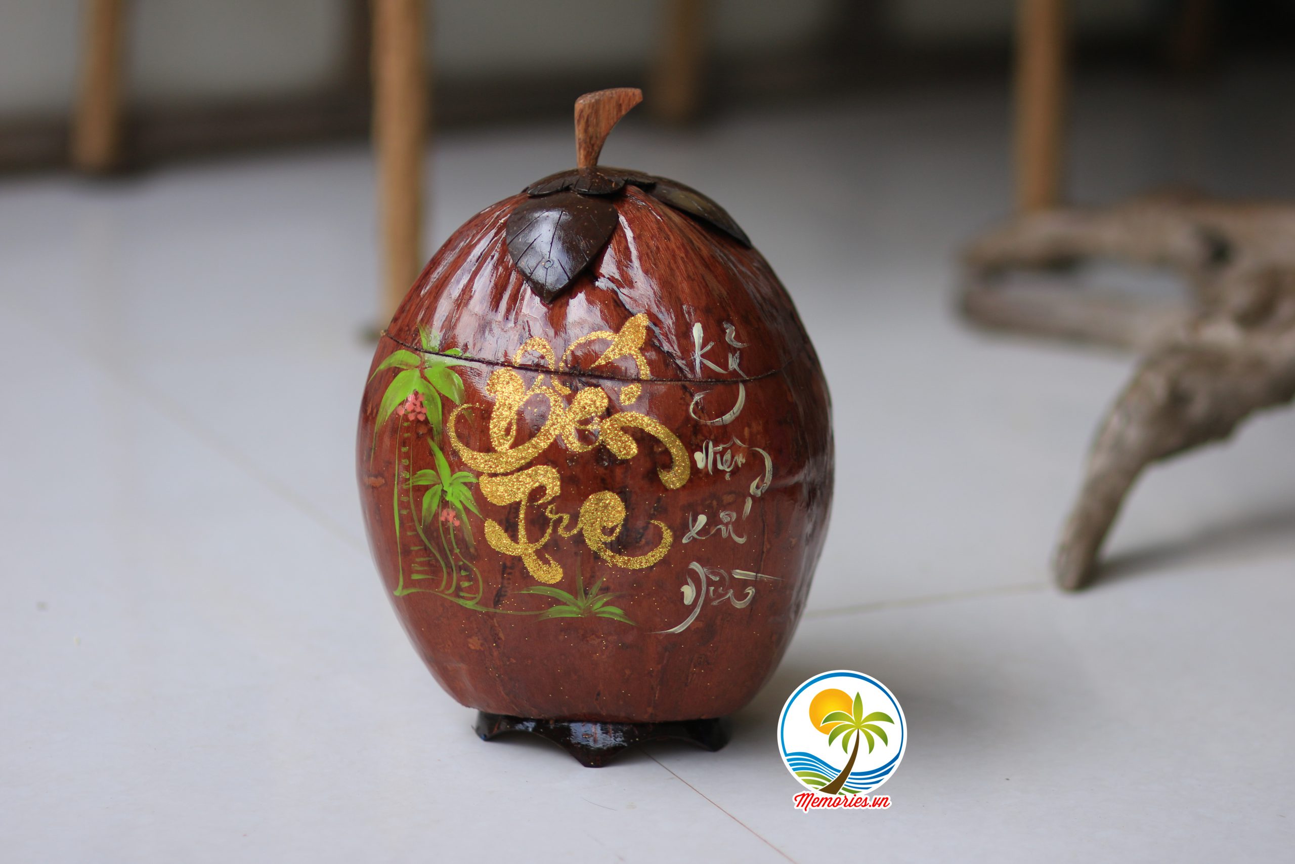 Vỏ tráu dừa khắc chữ thư pháp