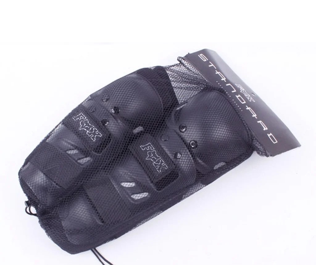 Đặc điểm vượt trội của Giáp nhựa bảo vệ chân tay FOX Racing (4 món): ✔ Chất liệu: Vỏ bọc ngoài được làm bằng nhựa cứng đặc biệt, chất lượng cao, vải lót airmesh chống nước nhẹ và dây xiết bằng thun bền chắc. Các lớp đệm mút lót bên trong dày & êm ái tạo cảm giác chắc chắn khi sử dụng. Giúp hấp thụ & phát tán xung động giảm chấn thương khi gặp hay có sự cố bất ngờ lúc chạy xe. ✔ Nhỏ gọn nhưng vẫn đảm bảo độ an toàn khi đi xe máy. Bảo vệ xung động khi có tác động bên ngoài vào tăng khả năng bảo vệ khi va chạm hay té ngã. ✔ Free size, vừa vặn với tất cả mọi người do có miếng dán thay đổi chiều rộng. ✔ Thiết ké thoáng mát, hút mồ hôi tạo cho cảm giác thoải mái cho người lái xe ✔ Có thể sử dụng để chơi Patin. ✔ Bao gồm : 2 giáp bó chỏ tay + 2 giáp bó gối chân