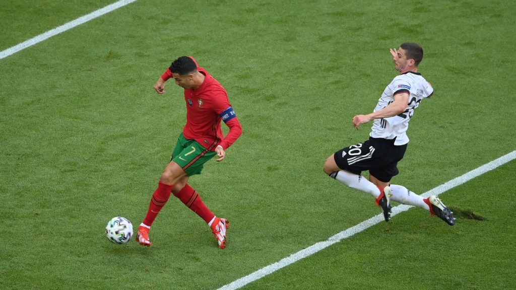 Ronaldo sớm đưa Bồ Đào Nha vươn lên dẫn trước